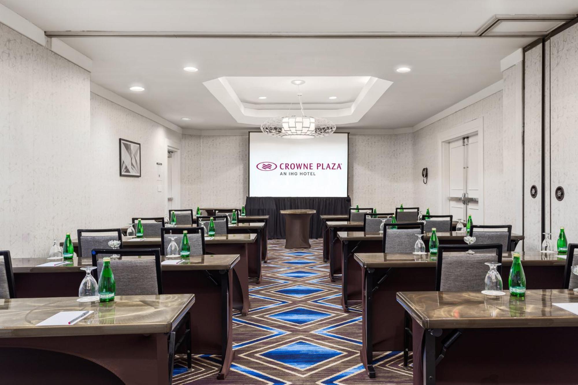 Crowne Plaza By Ihg Hotel 3*